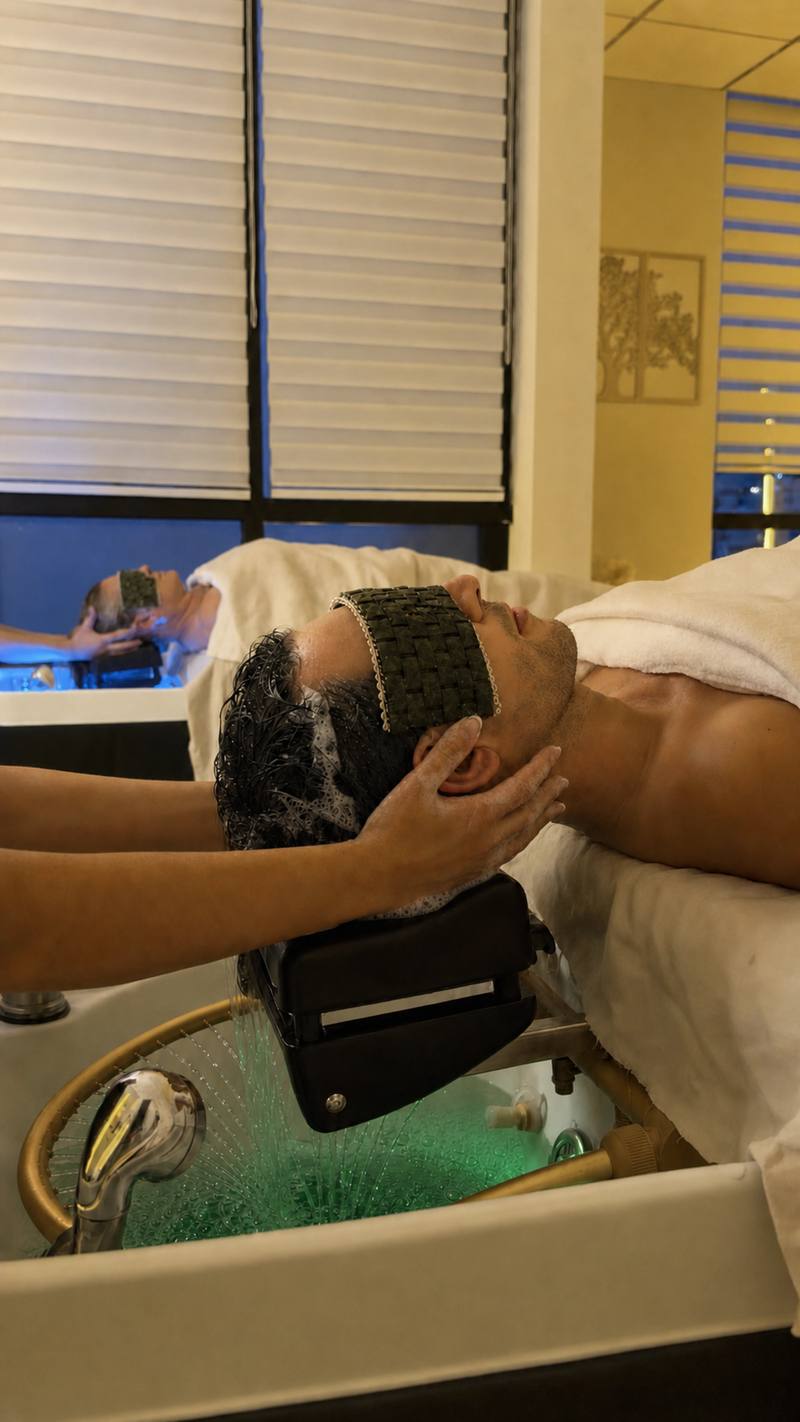 Masaje capilar durante la experiencia Conexión Profunda en Pure Spa