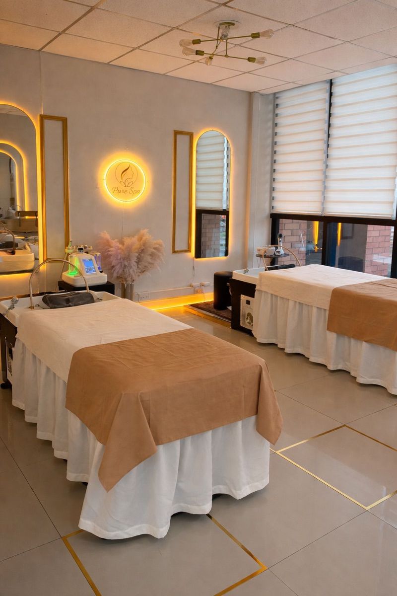 Dos camillas contiguas preparadas en la sala de Pure Spa