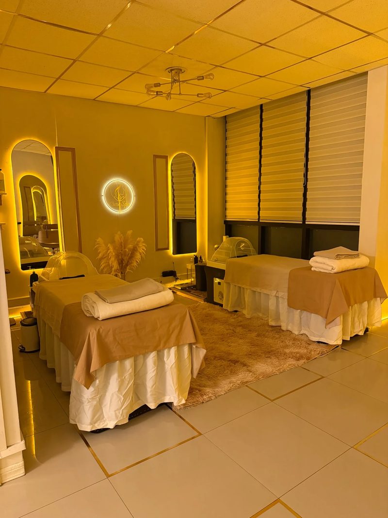 Sala de tratamiento de Pure Spa, camillas de head spa desde otro ángulo