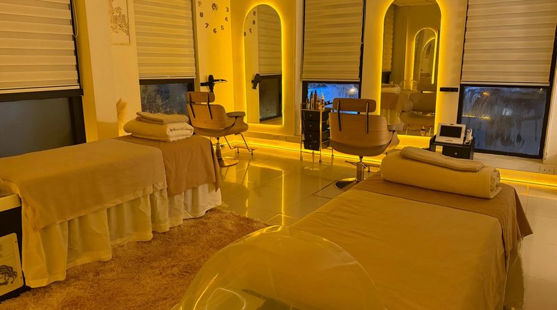 Sala principal de Pure Spa con dos camillas de head spa y luz cálida